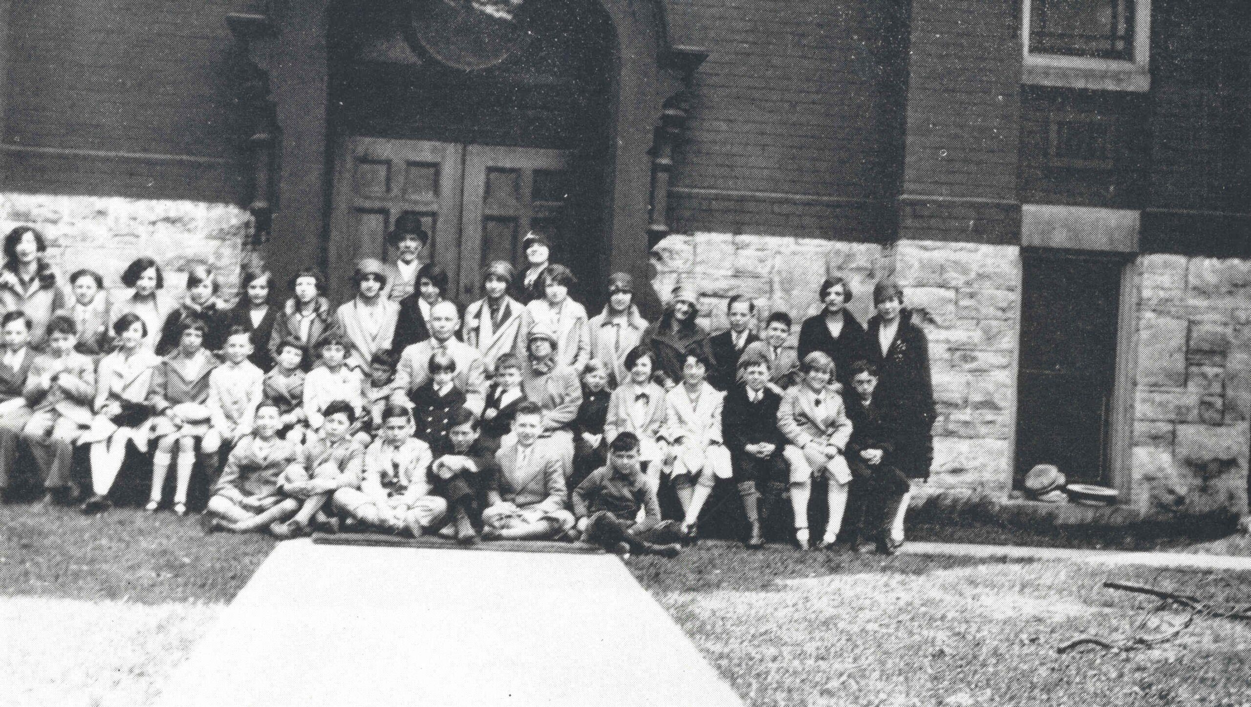 School class in front of Anshe Sholom Temple